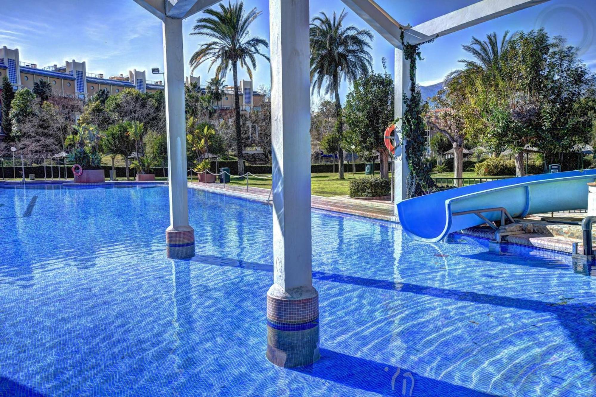 Deluxe Apartment In Benalbeach With Beach Views ベナルマデナ エクステリア 写真